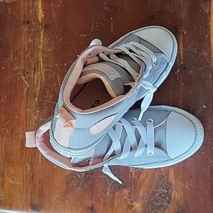 Converse gray and pink sz 3